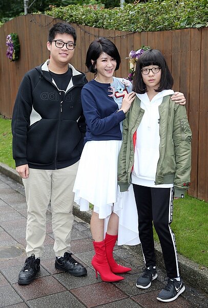 陸元琪(中)離婚後帶著一雙子女勇敢往前飛。本報資料照