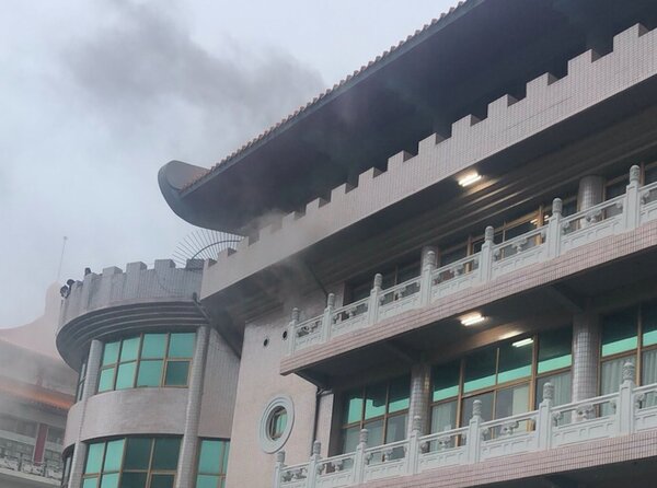 文大大典館火警受困16人，學生們在頂樓兩側待援。圖／民眾提供