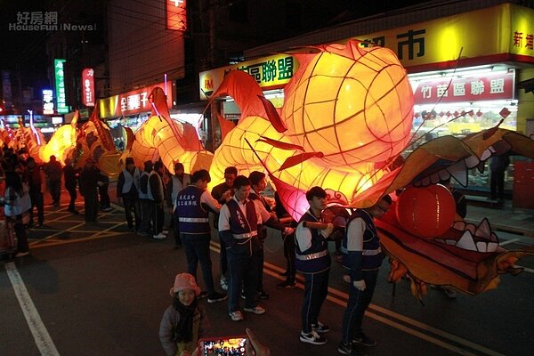 2019新埔花燈慶元宵暨迎天穿,民眾守在街道兩旁,觀看表演與全台唯一會移動的花燈,新埔鎮儼然變成不夜城。圖為去年活動現場照。 圖/聯合報系資料照片