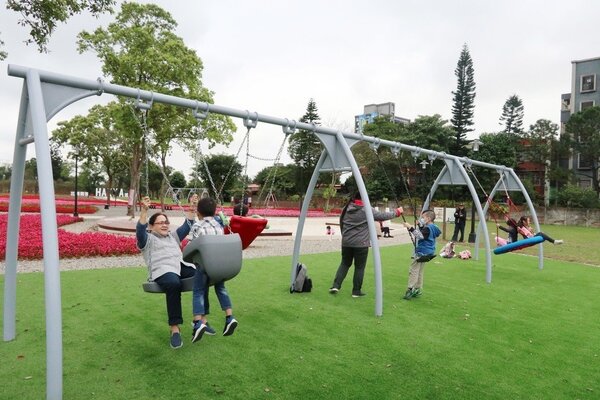 「花舞霄裡」公園可見親子鞦韆、座椅式鞦韆、平板式鞦韆、鳥巢式鞦韆等遊具，讓親子玩得盡興。記者許政榆／攝影