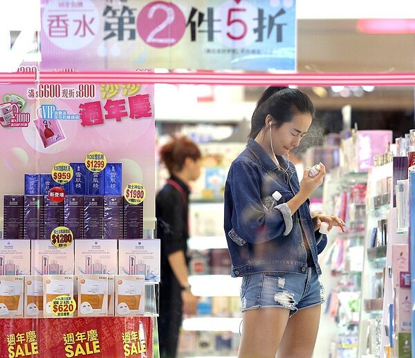 全球經濟趨緩,政府力推刺激消費方案,希望透過內需減緩衝擊。 圖/聯合報系資料照片