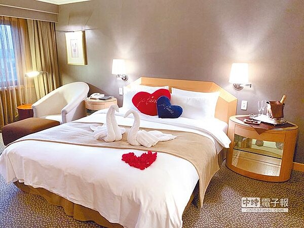 「愛你久久專案」的房客可入住面向愛河的景觀套房,房內充滿浪漫驚喜。(高雄國賓大飯店提供)