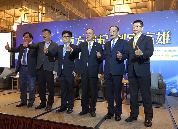 高雄房市信心十足,選後業績和件數大增4成,永慶房產集團業務總經理葉凌棋(右1)前進【創富高雄論壇】分享。(圖/永慶房屋提供)