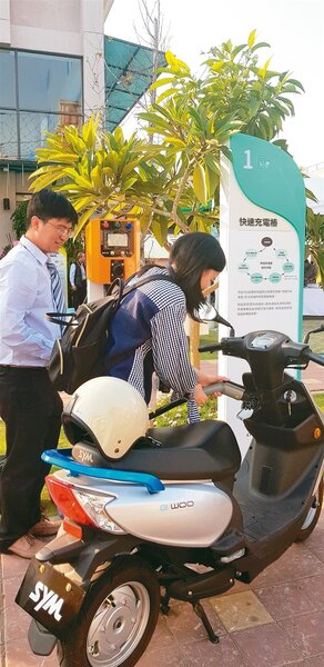中油在台南設前鋒路設置全台首座智慧綠能加油站。 記者修瑞瑩／攝影