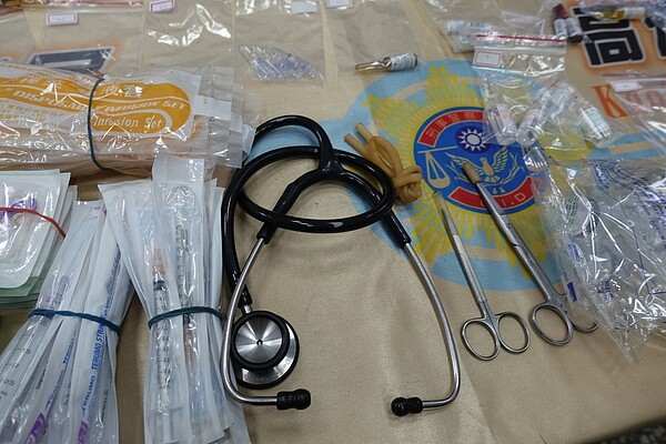 警方查獲聽診器等醫療器材。 記者劉星君/攝影