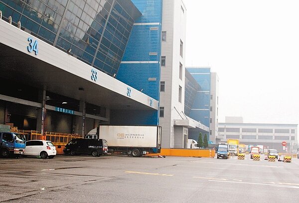 經濟部昨天通過3家台商申請返台案,累計至今返台投資案共計9案,投資金額達256億元,預計將可帶動3700人就業。圖為遠雄自貿港區貨運站。聯合報系資料照