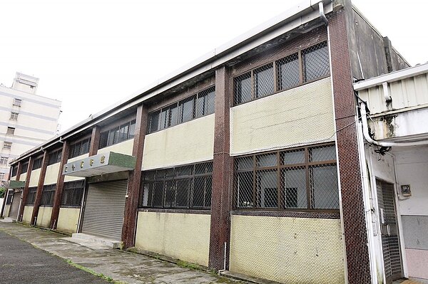 全桃園市國中小學需補強或拆除的校舍459棟，目前已拆除重建66棟、補強355棟，今年也已核定其餘需補強的23棟、拆除15棟。圖／市府提供