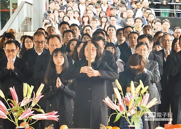 嚴凱泰遺孀嚴陳莉蓮（中立持香者）昨日首度主持裕隆集團新春團拜，強調會責無旁貸扛起重任，也宣示續挺自主品牌納智捷決心。（裕隆提供）