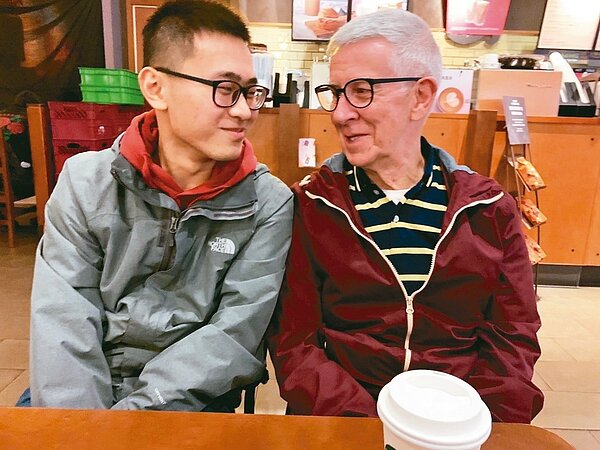 24歲的趙守泉(左)與英國人安迪(右)雖然相差51歲,但兩人決定攜手步入禮堂。 記者巫鴻瑋/攝影