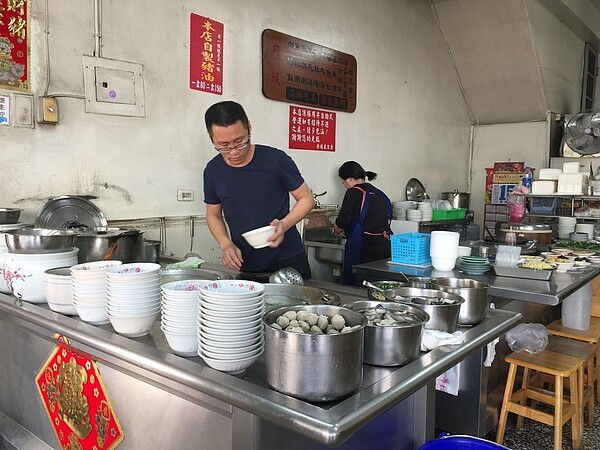 高雄「府城虱目魚」店家的滷肉飯、魚丸湯因高雄市長韓國瑜而吸引更多顧客上門。記者楊濡嘉/攝影 