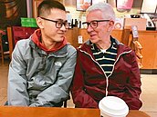 「不是看護，我是另一半」　相差51歲台英同性爺孫苗栗完婚
