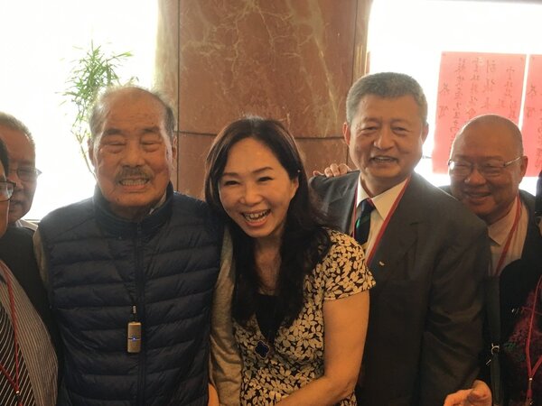 高雄市長韓國瑜妻子李佳芬（右三）今天陪同父親回雲林縣議會參加新春回娘家活動，面對外界拱韓國瑜選總統的聲浪高漲，李佳芬說「太看得起他了，大家想太多了。」記者陳雅玲／攝影 