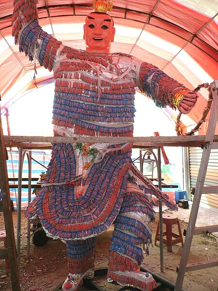 台南鹽水蜂炮活動接近,大型三太子炮城戰袍上滿是一支支沖天炮,相當吸睛。記者謝進盛/攝影