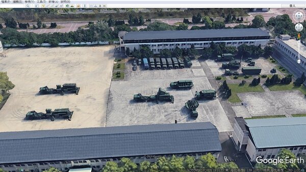 透過3D還原，外界還發現完整的愛國者飛彈排移防到桃園國防大學旁的防砲951旅群部。圖/翻攝Google Maps