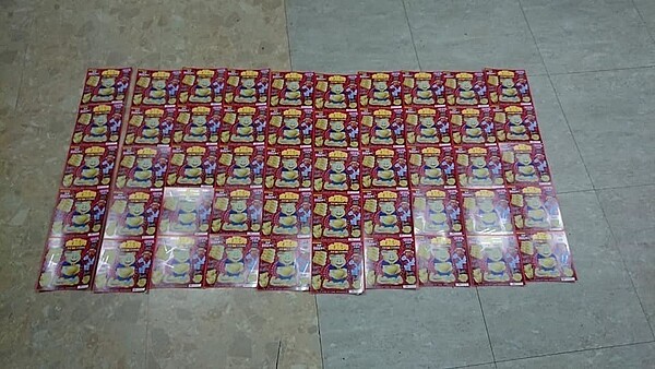 網友買了200張刮刮樂,攤開在地上很壯觀。 圖擷自爆怨公社