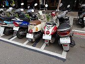 「5車擠4格」北市瘦身版的機車格一試辦就破功