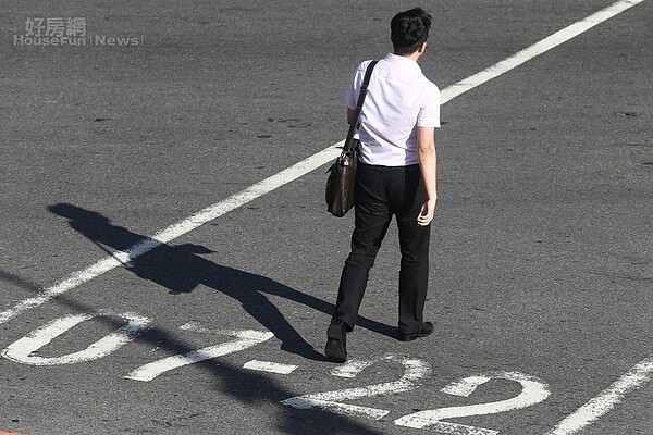 國稅局提醒，個人以自有資金貸放給他人收取利息，應就利息所得全數併入個人綜合所得總額，申報綜合所得稅。 本報系資料庫