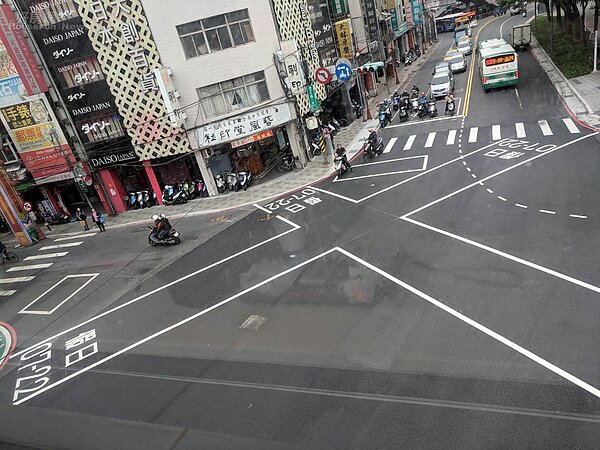 新北市板橋慈惠宮附近道路試辦「假日人行專用時相」。(新北市城鄉局提供)