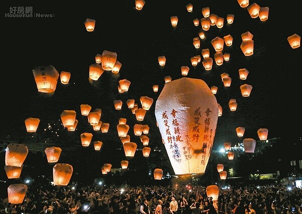 2019新北市平溪天燈節首場活動今晚在平溪國中登場,將施放20呎主燈。 圖/聯合報系資料照片