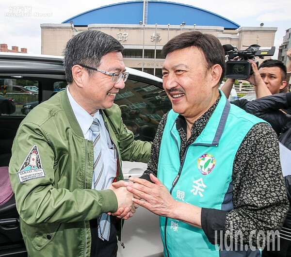 民進黨三重區立委補選參選人余天(右)致詞時盛讚民進黨主席卓榮泰(左),說歷任主席只有卓榮泰講話最接地氣,「也很有殺氣,不像小英(蔡英文)以前當主席說話都軟軟的。」記者鄭清元/攝影