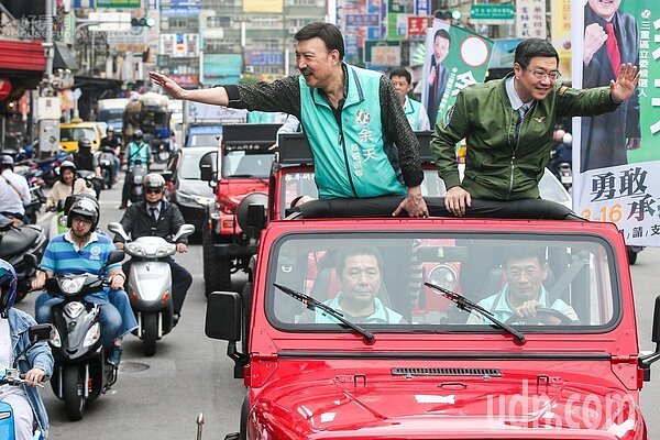 民進黨三重區立委補選參選人余天(左)首場車隊掃街在三重登場,民進黨主席卓榮泰(右)現身力挺。記者鄭清元/攝影