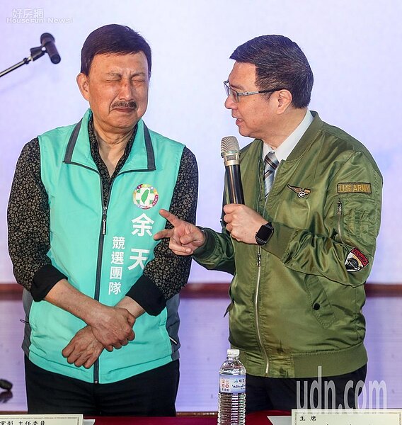 民進黨三重區立委補選參選人余天(左)今天出席新北黨部三蘆區歷屆黨公職新春團拜,遭立委林淑芬爆料感情好到連房事都曾跟她說「1年至少還有2次」,民進黨主席卓榮泰(右)也接著開玩笑說,余天非常適合當立委,因為立法院也是1年開2次會期,引起現場哄堂大笑。記者鄭清元/攝影