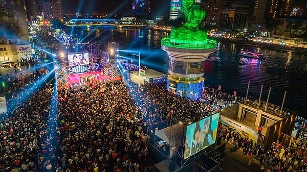 根據高雄市觀光局統計,高雄愛會燈會藝術節「金銀河」已吸引逾126萬人次參觀。圖/高雄市新聞局提供