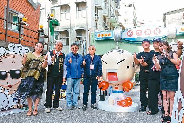 高市觀光局長潘恒旭(左四)昨天參加高市鹽埕堀江商圈發展協會舉辦愛情月,推動成立占卜一條街,現場有12星座公仔。 記者劉星君/攝影