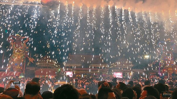 台南正統鹿耳門聖母廟長達100分鐘的煙火秀,讓全場民眾嗨翻天。 記者邵心杰/攝影