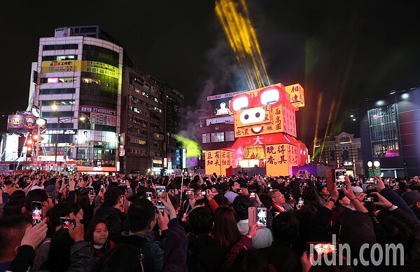 台北燈節晚間正式登場，市長柯文哲前往台北燈節西門町主舞台區，他與邦交國大使一同點亮「百變豬寶」主燈，用加油棒喚醒主燈「豬寶」後，進入DJ百變燈光秀。記者許正宏／攝影 