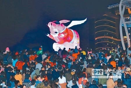 台中市長盧秀燕與民眾一起點亮「御天飛行豬」主燈。（盧金足攝） 