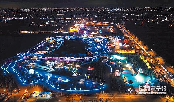 無人空拍機若想在台灣燈會升空,要事先向公務部門提出申請,才可以操作。圖為台灣燈會大鵬灣燈區空拍。(潘建志翻攝)