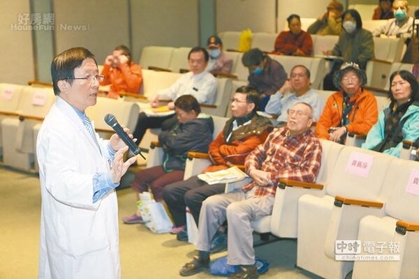 新光名醫外科部部長黃一勝（左）演講，吸引大批民眾聽講。（本報資料照片）