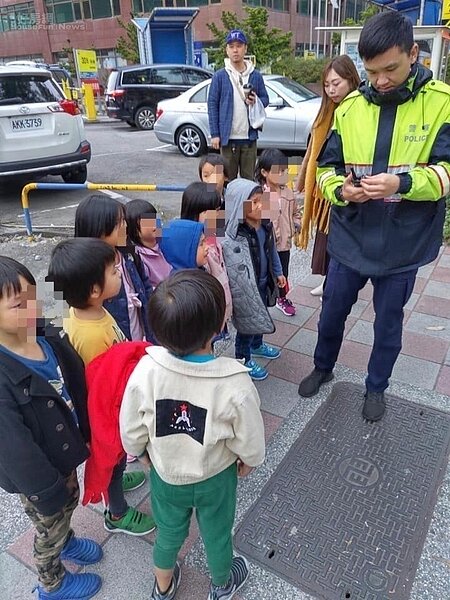 10名幼童在街上遊蕩。圖/吳厚毅提供