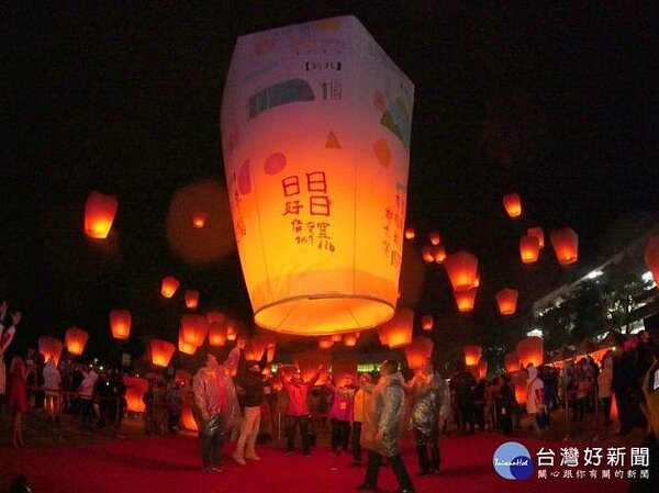 平溪天燈為民祈福 百盞天燈冉冉升空令人驚艷