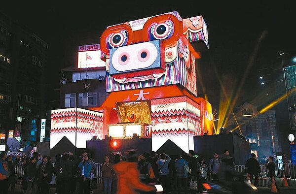 2019台北燈節主燈「百變豬寶亮晶晶」。 記者林俊良/攝影