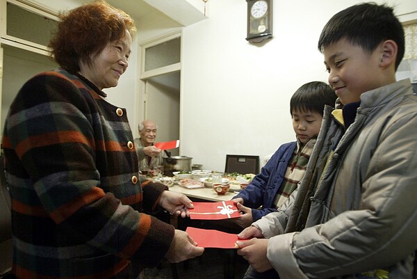 台新銀行統計過完農曆春節之後,當月兒童理財帳戶平均開戶會多出八成,顯示現代孩子的壓歲錢已不再像以前會「充公」。 聯合報系資料照/記者曾學仁攝影