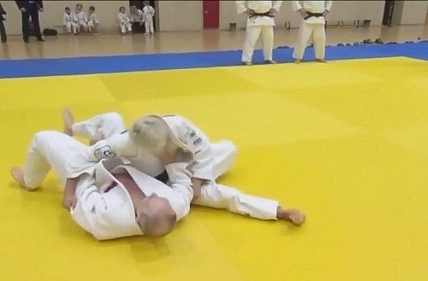 普亭和庫茲蒂娜切磋時,被對方以一招「過肩摔」撂倒在地。 世界日報記者高雪景/攝影