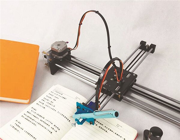 初三女生用壓歲錢買了「寫字機器人」,可模仿自己的筆跡抄課文、抄生字。 圖/取材自哈爾濱新聞網