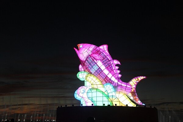 台灣燈會首次結合水域展現主燈秀,讓遊客大為驚豔。圖/屏東縣政府提供