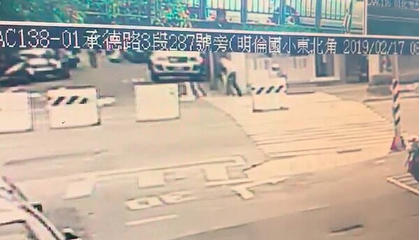 張男疑似持刀自殘倒地再站起。記者蕭雅娟/翻攝