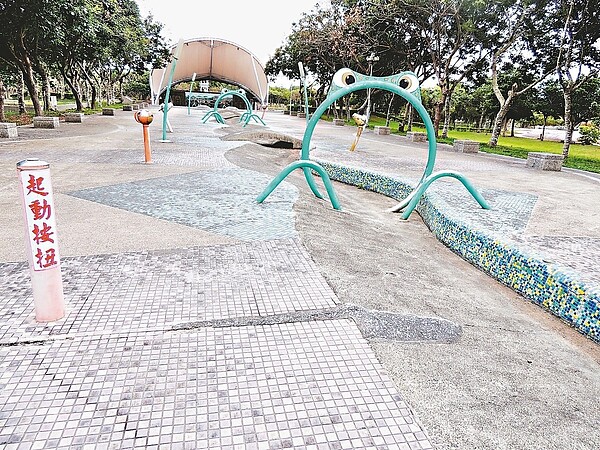 關山鎮親水公園因屬農業用地,近十年來園區內親水遊憩設施無法整修,加上親水公園林立,缺乏特色,遊客稀疏。 記者羅紹平/攝影