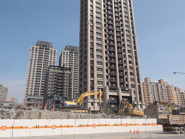 歷經12年的鐵路地下化,讓市區因鐵路被分割的區域得以縫合,昨天起市府工務局動用十餘部挖土機拆除青陸橋,由於橋兩端都有民房,拆除工程噪音大、塵土飛揚。記者謝梅芬/攝影