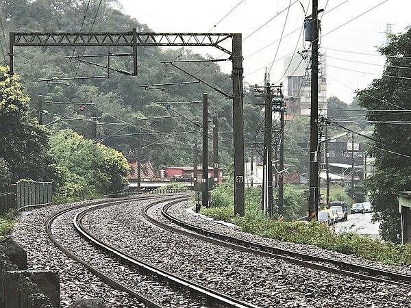 基隆市議員王醒之計算發現暖暖平交道旁彎道,曲線半徑是345公尺僅比去年普悠瑪翻車的新馬站彎道多39公尺,認為暖暖平交道也屬危險彎道應盡速改善。 記者吳淑君/攝影