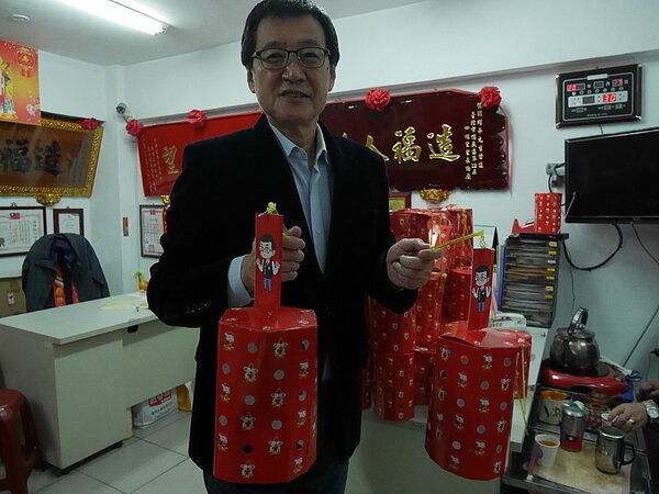 立法委員費鴻泰今年首度自製小提燈發放給民眾,預估已製作破3千個小提燈。記者陳靖宜/攝影