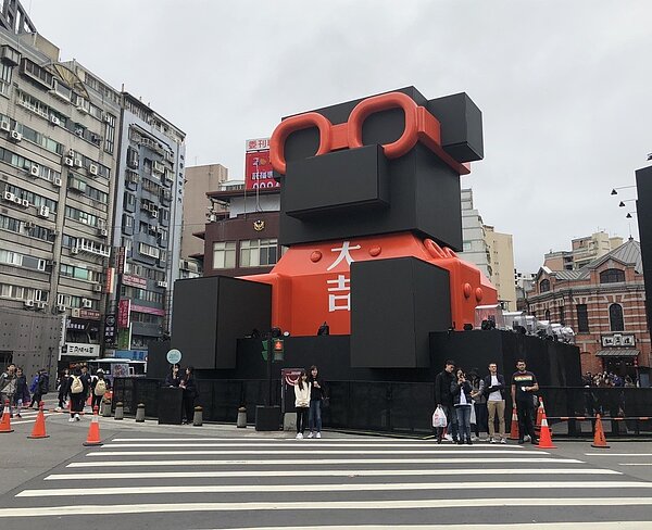 台北燈節前主燈「百變豬寶」外觀由LED螢幕構成,白天沒有點燈,螢幕黑壓壓一片,民眾指可看度大打折扣。記者邱瓊玉/攝影