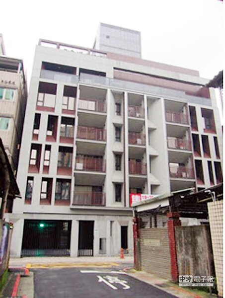 正文仁愛外觀。(摘自法拍網站)