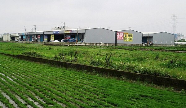 環團表示,農曆年前彰化出現違章工廠搶建潮,已向縣府檢舉新增的十一處違章工廠,圖為資料照片,並非環團檢舉的新增違章。本報資料照片