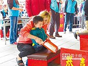 擲筊送重機　募9.6萬張發票做公益