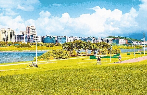 每到假日好天氣時,不少民眾會到台北市各河濱公園遊玩,車輛違停的現象也不曾間斷。 圖/台北市水利處提供